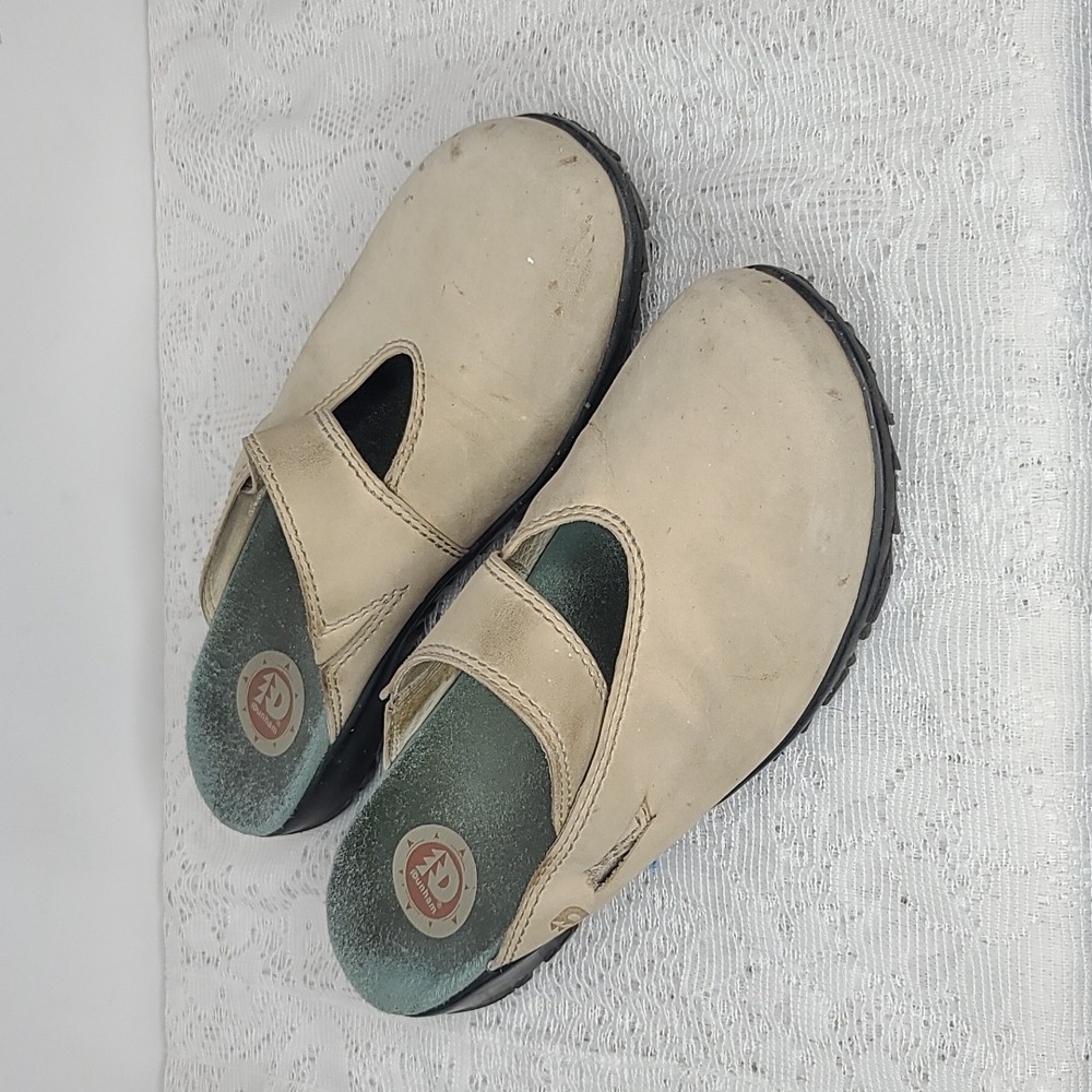 Dunham leather cream slip on clog mule flat sz 8
